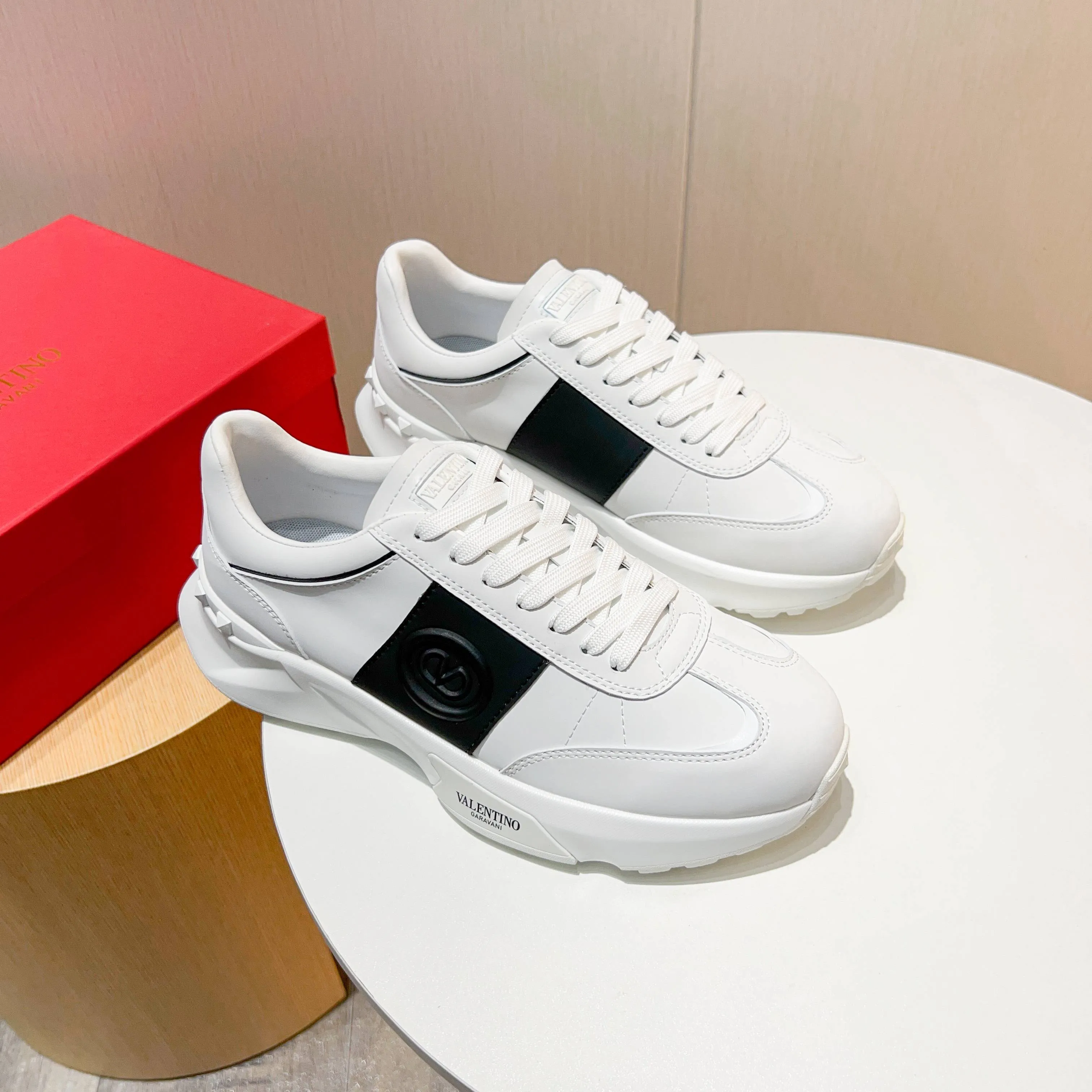 Ex-factory price: 520💰𝙑𝙖𝙡𝙚𝙣𝙩𝙞𝙣𝙤/Valentino𝙑𝙏 The latest official website main model in early autumn Classic continuation💯Making goods all year round🎁Wannian classic series sports and casual shoes💥, a must-have trendy item all year round🏆Many stars and Internet celebrities have performed it🔥 The original version is developed one to one, perfect last shape, VT iconic logo, logo printing on tongue and upper, original full set of packaging, full oil edge on the upper, T men's men's shoes💰u ultra-light combination outsole Comfortable on the feet, not squeezing the feet, fabric/first layer of cowhide. Lining/cow lining💕 Standard size: 38-44 (45 can be ordered)